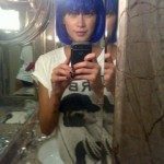 l-ex-velina-con-una-parrucca-blu