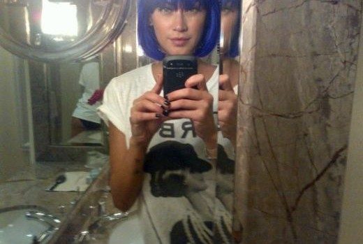 l-ex-velina-con-una-parrucca-blu