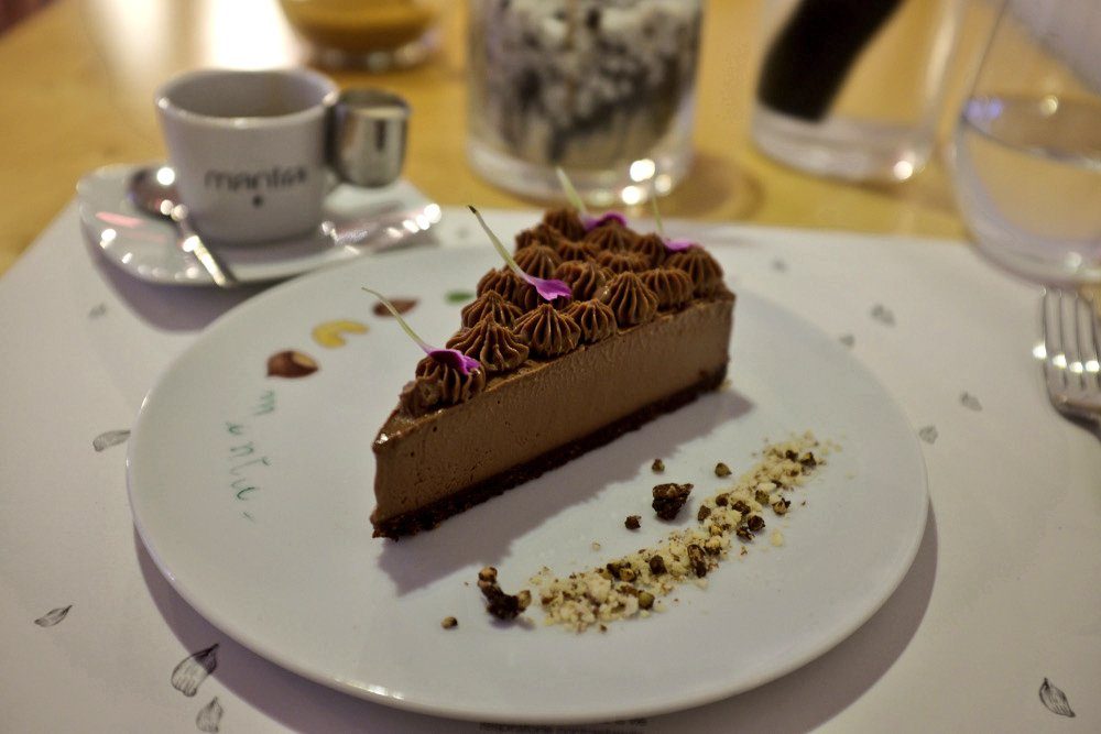 Mantra raw vegan, mangiare vegano a milano Tavolino con sedie frozen