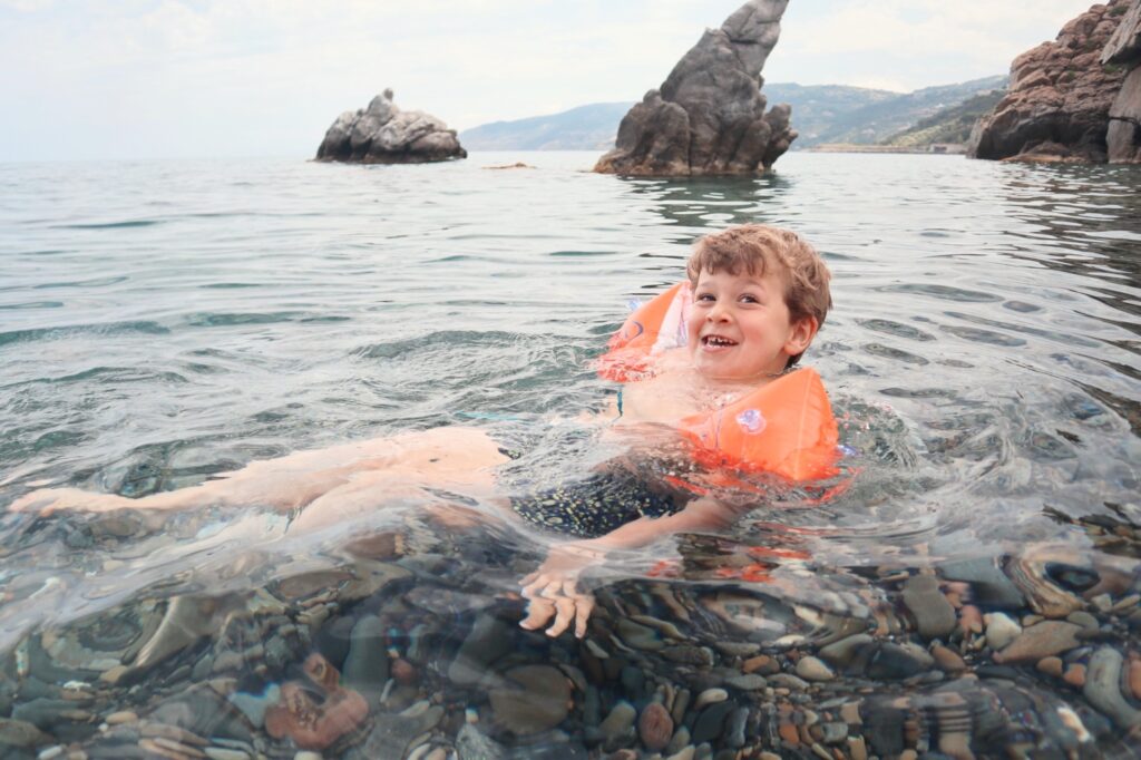 Giulio in acqua a Cefalù