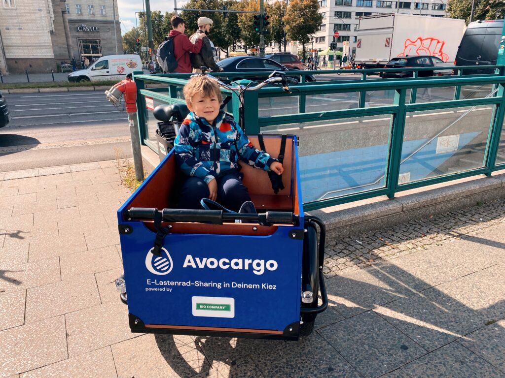 Giulio in bicicletta a Berlino