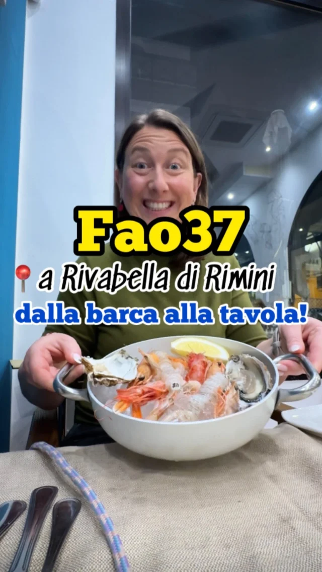 A Rivabella di Rimini da Fao37 🐟
Dalla barca alla tavola!
.
🌊 Due soci, Christian che con le sue barche porta il pesce fresco in cucina e Fabio che con la sua esperienza le trasforma in piatti incredibili. Due amici che portano avanti un progetto comune con un approccio rispettoso ed etico verso il mare.
.
➡️ Il nome è tutto un programma, Fao37 è infatti la sigla che Identifica la zona di pesca del Mar Mediterraneo. Qui i menù partono con tre entrée, uno più sfizioso dell’altro e pane e focaccia fatta in casa.
.
😋 Se ami il pesce Fao37 è il posto giusto, qui i percorsi degustazione arrivano a 7 portate. Il pesce è ovviamente locale e si può “insaporire” con una spruzzatina di Acqua di mare depurata.
.
☕️ Sei curiosi di sapere cosa ho mangiato? Trovi il mio menù nel primo commento. 
E se vai da Fao37 dì a Fabio e Christian che il caffè te lo offro io! 
.
#fao37 #dovemangiarearimini #pescearimini #ristorantedipesce #pesceincucina #mare #mangiarearimini #rimini #collaborazione #marmediterraneo #pescato #pescedelgiorno