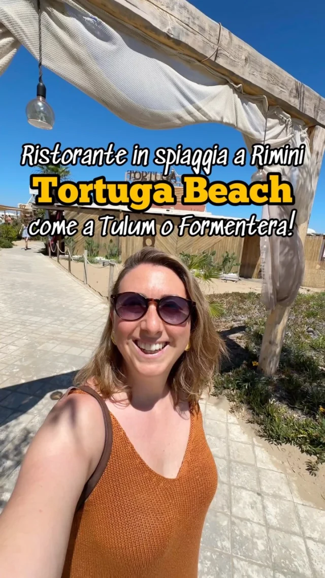 Tortuga Beach, ristorante a Rimini in spiaggia 🌊come a Formentera, Tulum o Puerto Escondido!
.
📍lungomare di Vittorio 16, Rimini 
📞3348408293 
.
😋Tutti i giorni della settimana, a pranzo e a cena con piatti pensati e gustosi come i tagliolini alle vongole o freschi e veloci come insalate e pokè, il posto adatto a te è allo stabilimento balneare 67 di Rimini.
.
🤩 Qui vige solo una regola, rilassarsi, stare bene e mangiare bene che sia una domenica a pranzo o una pausa di lavoro. 
.
🩷 Che non è solo un ristorante sulla spiaggia lo vedi dalla cura, dalla preparazione dello staff, dalla cucina attenta e veloce, ma anche dagli accorgimenti dell’arredo con pezzi che arrivano direttamente dal Marocco come ad esempio i lampadari in paglia, o dalla selezione musicale, che contribuisce a quello stare bene che il Tortuga ama offrire.
.
🍷 E se vuoi una chicca, ordina le chitarrine alla pescatora accompagnati dal Garnino, il vino creato ad hoc dal Tortuga, un rifermentato naturale in bottiglia.
.
➡️ La prossima volta che stai pensando di incontrarti al mare con gli amici, prenota per tempo, pretora al Tortuga. 
.
😉 Conoscevi questo posto, ci hai mai mangiato? Dimmelo nei commenti ⬇️ 
.
Dove mangiare a Rimini
Ristorante in spiaggia a Rimini
Rimini spiaggia 
#tortugabeach #rimini #ristoranteinspiaggia #dovemangiarearimini #riminieventi #riminispiaggia #ristorantetortuga #tortuga #collaborazione #spiaggiarimini
