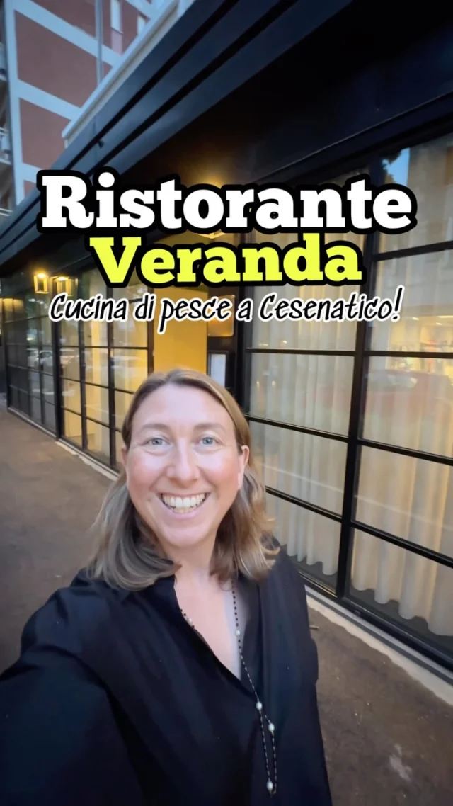 Ristorante Veranda a Cesenatico
📍 Viale Carducci, 140
.
➡️ Aperto dal 2023, arredo elegante, luci tenui, piatti secondo la tradizione marinara dell’Adriatico, con il pescato al centro dell’attenzione e con qualche sorpresa a menù e fuori menù come le mignon di Goro. 
.
😋 Spazio a crudi, gratinati ma anche ai primi piatti come i fantastici cappelletti di branzino alla mugnaia e secondi tra cui il polpo ai carboni, ma è con i dolci che devo dire mi sono davvero divertita, nota di merito alla Nuvola tropicale!
.
👨‍🍳A guidare la brigata di Veranda c’è lo chef Matteo Guiducci, con una cucina “stagionale, sostenibile e contemporanea” come ama definirla lui stesso. 
.
🍷Un luogo, Ristorante Veranda, dove andare per ritrovare il piacere di mangiare bene, senza fretta, anche grazie ai preziosi consigli su vini alcolici e non e sui cocktail che accompagnano egregiamente alcuni piatti. 
.
☺️ Che ne pensi di questo ristorante? 
Ci sei mai stato? Ti ho incuriosito? 
Dimmelo nei commenti!
.
Mangiare a Cesenatico 
Mangiare in Riviera
Ristorante di pesce 
#ristorantecesenatico #rivieraromagnola #dovemangiare #cesenatico #veranda #ristorante #invito #dovemangiareacesenatico #romagna #ristorantedipesce #inemiliaromagna